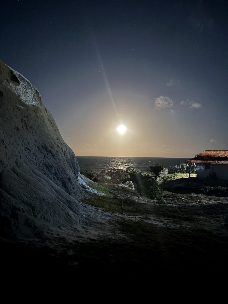 Lua cheia sobre o mar de Quixaba, vista da falésia